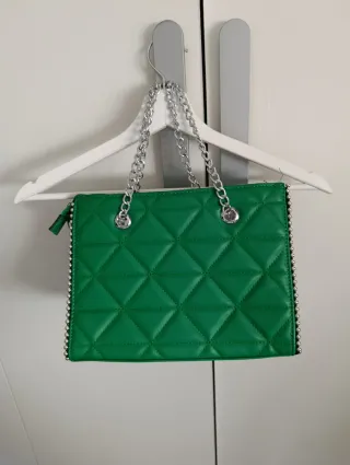 Bolso verde acolchado con cadena