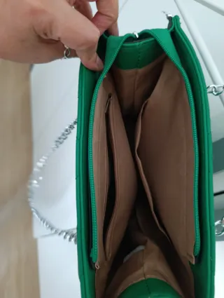 Bolso verde acolchado con cadena
