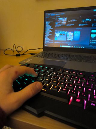 Teclado gaming Trust Avonn como NUEVO en su caja