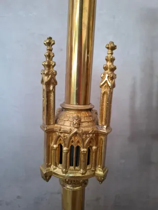 Pareja de lámparas doradas de metal estilo gótico