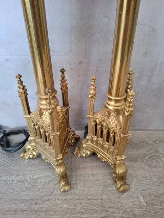 Pareja de lámparas doradas de metal estilo gótico