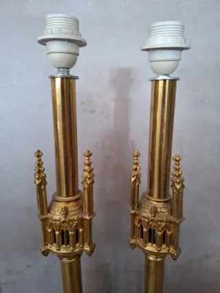 Pareja de lámparas doradas de metal estilo gótico