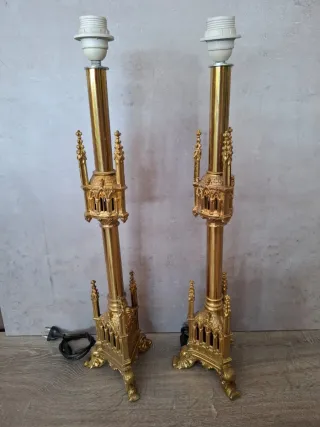 Pareja de lámparas doradas de metal estilo gótico