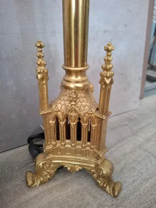 Pareja de lámparas doradas de metal estilo gótico