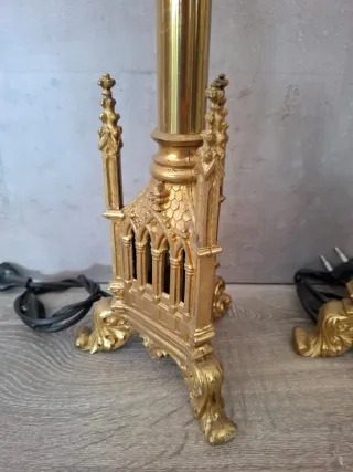 Pareja de lámparas doradas de metal estilo gótico