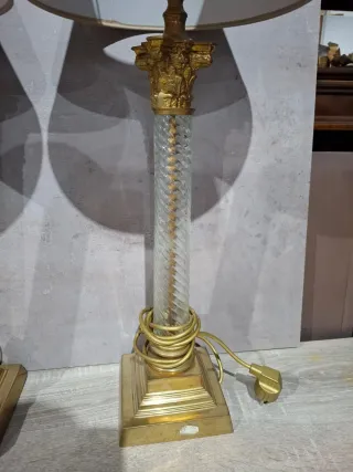 Lámparas de mesa doradas y transparentes