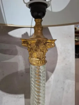 Lámparas de mesa doradas y transparentes