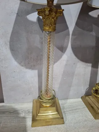 Lámparas de mesa doradas y transparentes