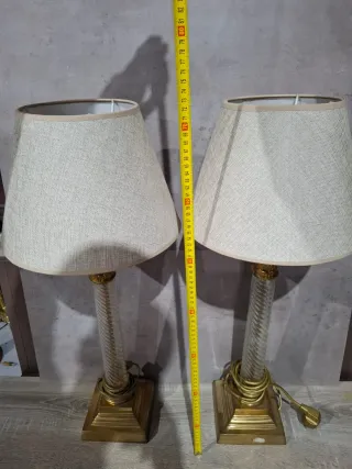 Lámparas de mesa doradas y transparentes