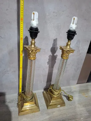 Lámparas de mesa doradas y transparentes