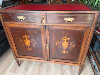 Buffet/Recibidor de madera con tapa roja.