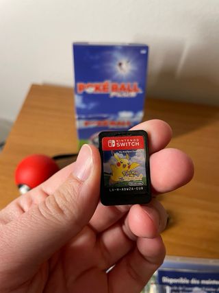 Nintendo Switch Let's Go Pikachu + Pokeball Plus
