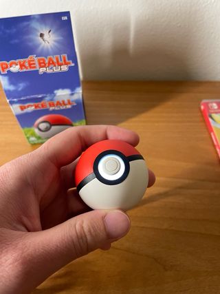 Nintendo Switch Let's Go Pikachu + Pokeball Plus