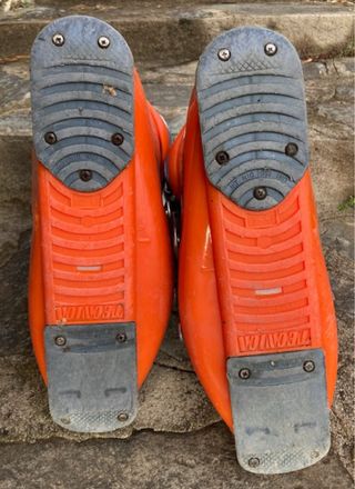 Botas esquí Tecnica Naranja y esquís Volkl 724