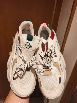Zapatillas deportivas multicolor y blancas