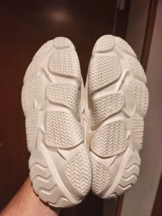 Zapatillas deportivas multicolor y blancas