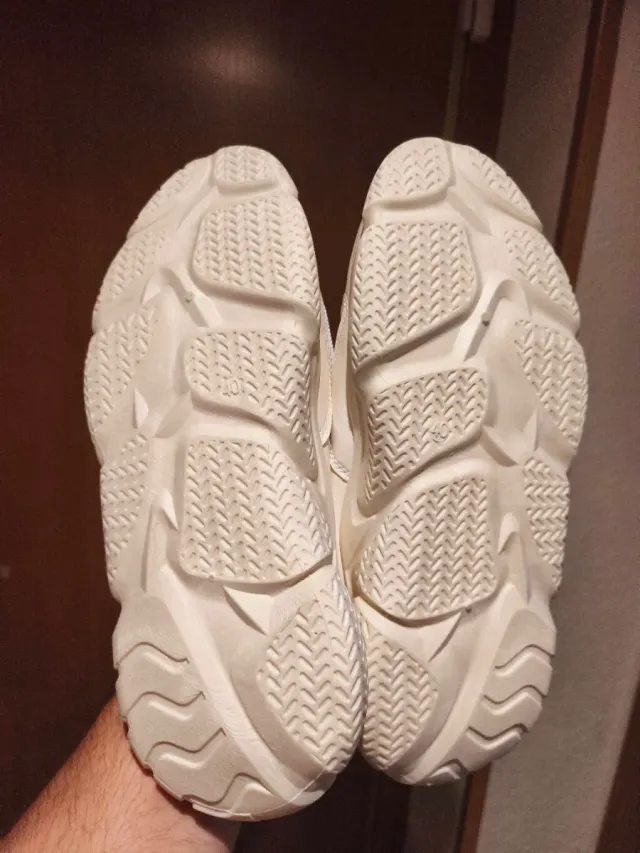 Zapatillas deportivas multicolor y blancas