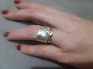 Anillo Artesanal Plata, Oro y Zafiro. Ajustable.