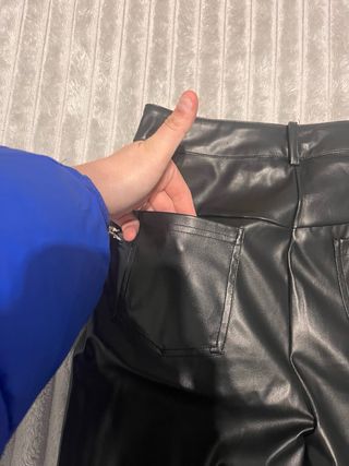 Pantalón efecto piel mujer