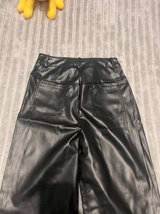 Pantalón efecto piel mujer