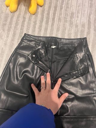 Pantalón efecto piel mujer