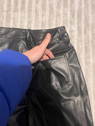 Pantalón efecto piel mujer