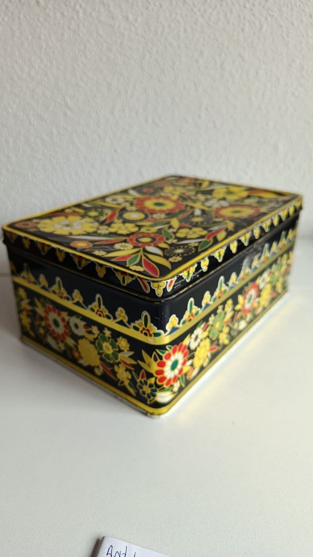 Antigua lata Cola Cao floral