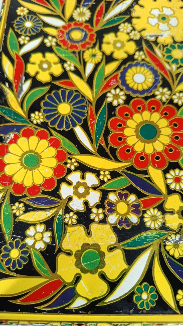 Antigua lata Cola Cao floral