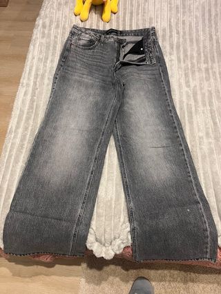 Pantalón vaquero gris acampanado