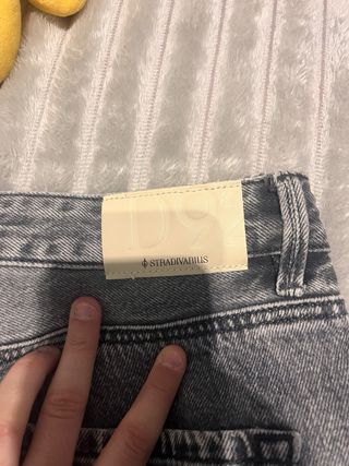 Pantalón vaquero gris acampanado