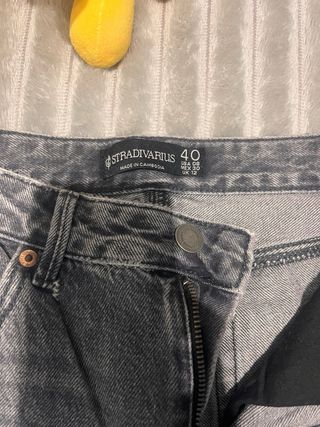 Pantalón vaquero gris acampanado