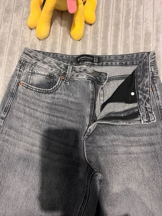 Pantalón vaquero gris acampanado