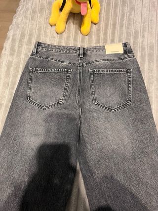 Pantalón vaquero gris acampanado