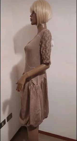 Vestito beige con pizzo