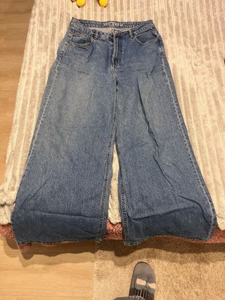 Pantalón vaquero ancho acampanado