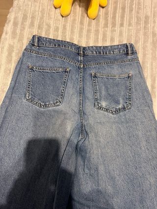 Pantalón vaquero ancho acampanado