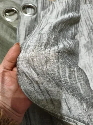 Cortinas grises plateadas con ojales