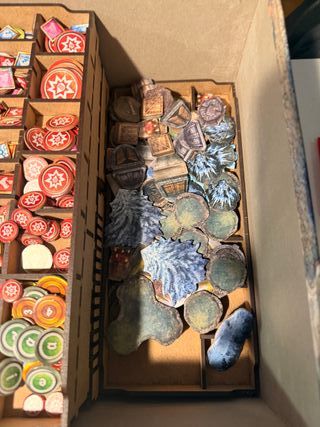 Frosthaven con inserto y stickers en inglés.