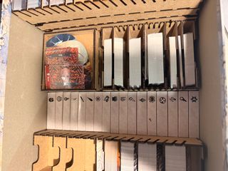 Frosthaven con inserto y stickers en inglés.