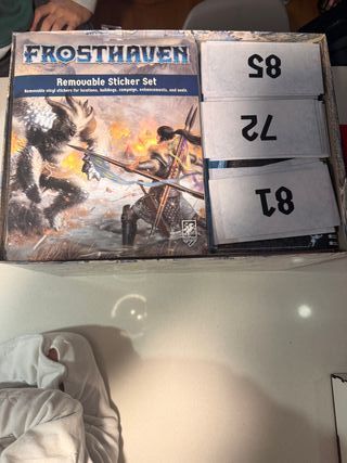 Frosthaven con inserto y stickers en inglés.