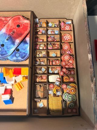 Frosthaven con inserto y stickers en inglés.