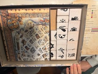 Frosthaven con inserto y stickers en inglés.