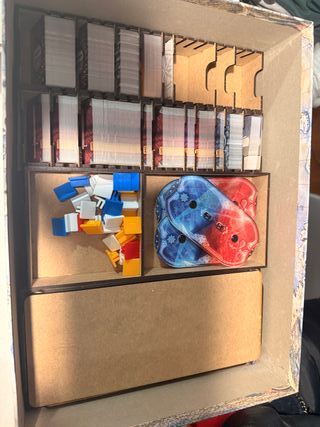 Frosthaven con inserto y stickers en inglés.