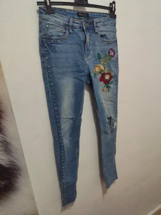 Tejanos con pedrería y bordado floral