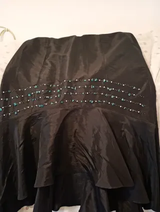 Falda de fiesta negra con detalles