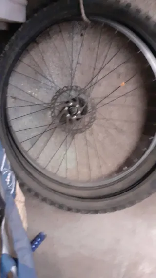 Lote de 3 bicicletas y muchos accesorios