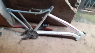 Lote de 3 bicicletas y muchos accesorios