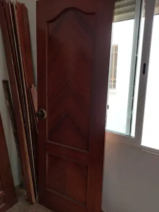 Puerta madera con cristales