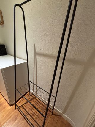 Perchero burro metálico negro con estante