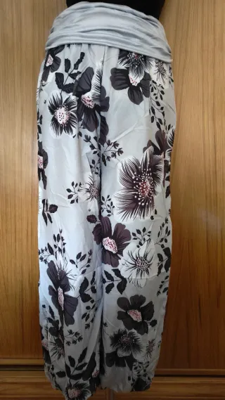 Pantalón estampado floral gris